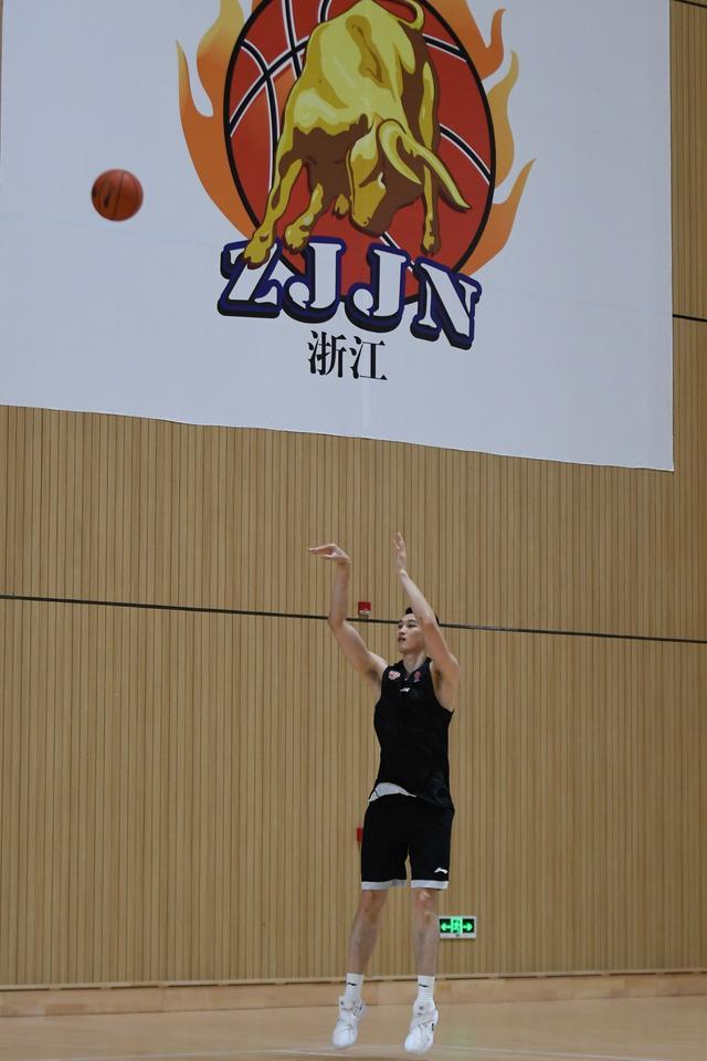 开云体验APP官网入口-浙江队训练开放日，赛后远射贴柱引欢呼，葡超在即，控场能力受关注