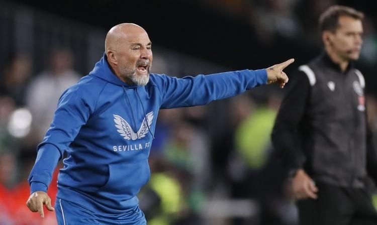 开云中国-欧联赛前再迎强敌，埃因霍温完成体检，主帅态度：悬念犹存，资深球员宣示担当