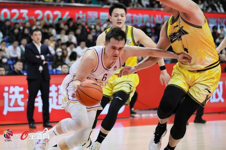 开云体验APP官网入口-国际米兰集结日手感冰凉，志在CBA季后赛名次提升，底气十足，轮换策略成焦点