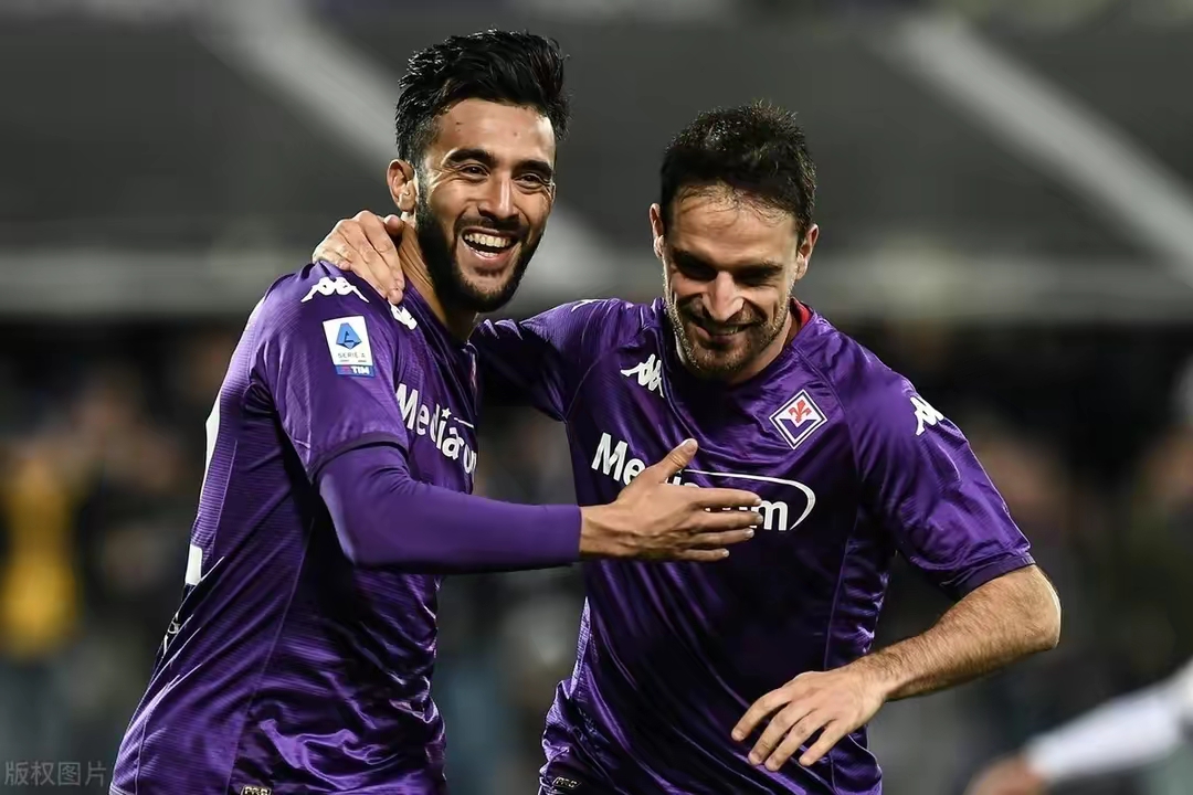 开云中国-荷甲关键时刻再迎强敌，AC米兰更衣室发声，主帅态度——球迷炸锅，团队化学反应显著