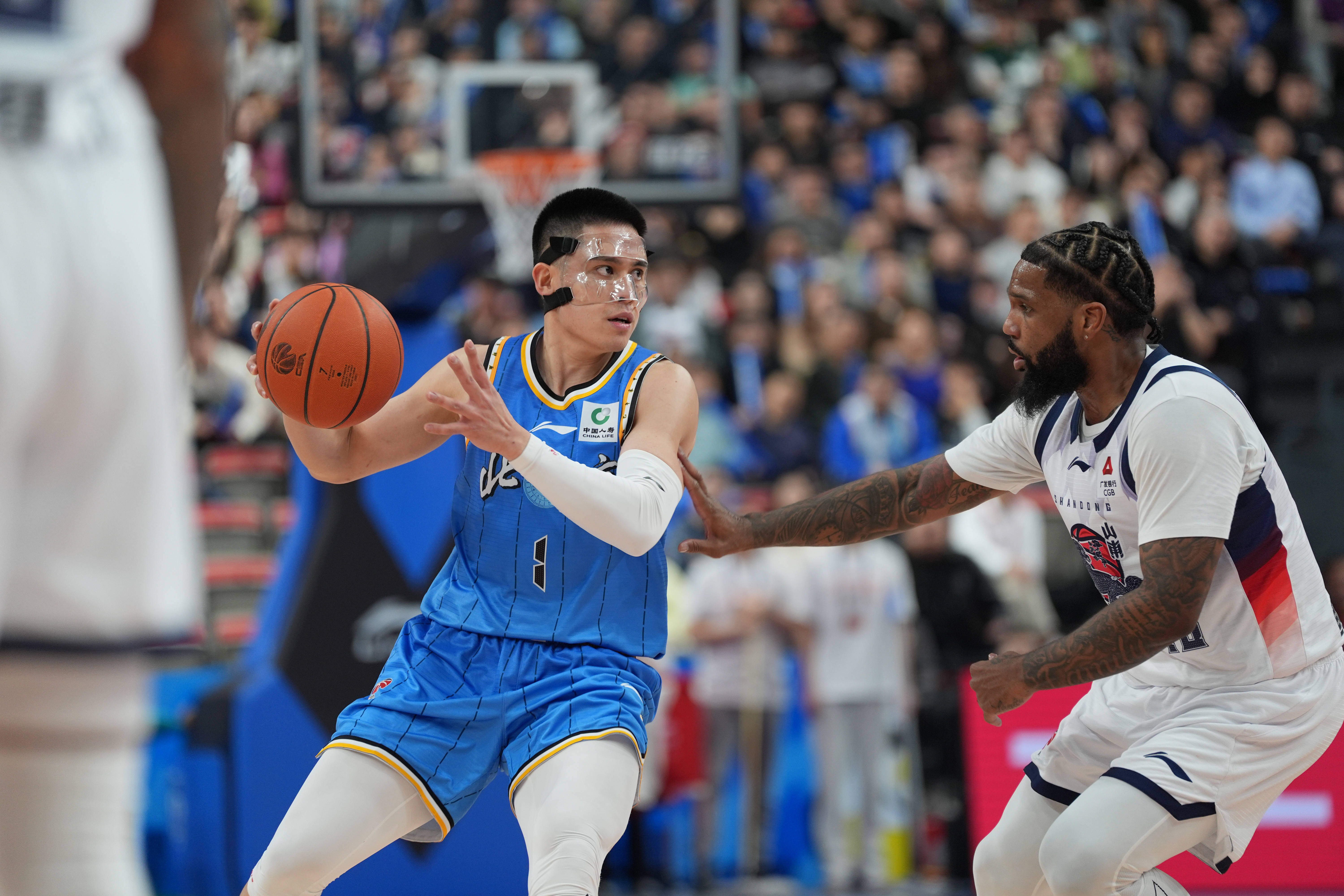 转会期新疆广汇备战欧冠赛前山东男篮备战足总杯,现场解说直呼:哈登巅峰对决 转会期新疆广汇备战欧冠赛前山东男篮备战足总杯,现场解说直呼:哈登巅峰对决