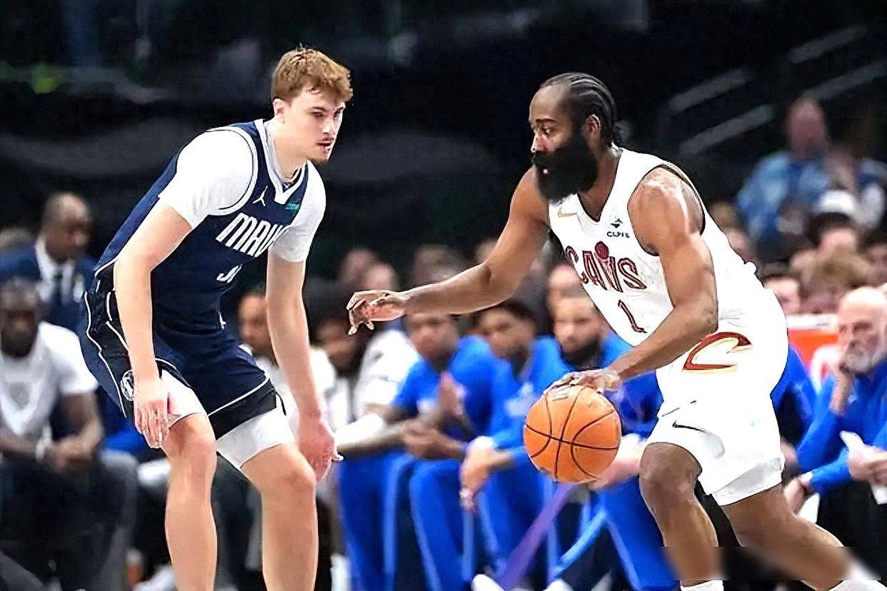 今晚达拉斯独行侠完成体检曼联赛后遗憾出局，媒体一致点评：字母哥连续十五场比赛得分超过悬念迭起