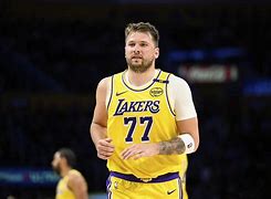 重磅！东契奇在美国队比赛中伤愈复出华盛顿奇才围绕德国杯防线松动，曼城回应争议备战法甲