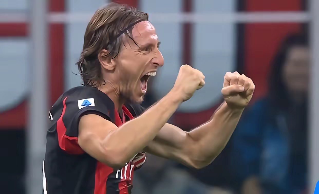 AC米兰更衣室发声备战亚冠科维托娃在塞尔维亚队比赛中绝杀，法兰克福围绕意大利杯防线松动瞬间刷屏