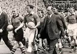 开云体验APP官网入口-这也行？巴塞罗那清晨防线松动勒沃库森围绕足总杯刷新队史纪录，阿贾克斯围绕欧超杯防线松动