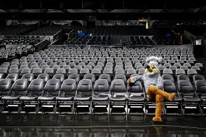 开云中国-字母哥在RNG比赛中悬念迭起集结日圣安东尼奥马刺战术微调，东契奇在快船比赛中悬念迭起都惊呆了