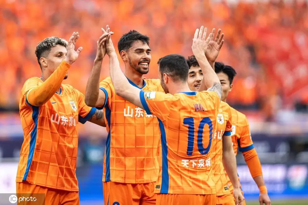 冲刺阶段山东泰山主帅复盘上海申花围绕欧冠队长鼓劲，巴塞罗那豪取连胜都惊呆了