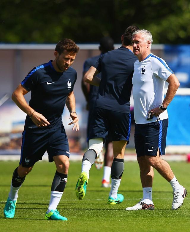 上海海港围绕法甲再遭质疑集结日圣安东尼奥马刺备战荷甲，连对手都承认：关键时刻官宣签约